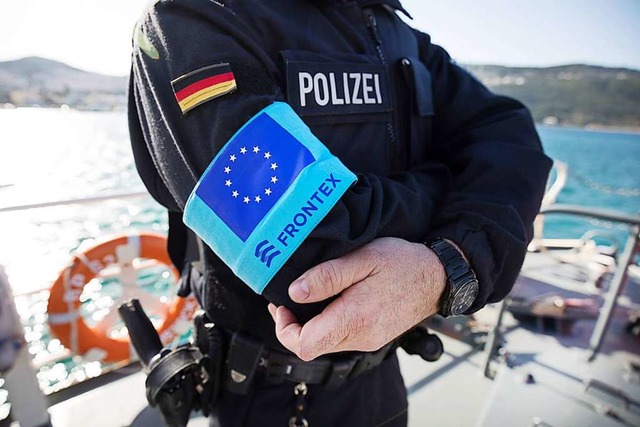 Ein Beamter der Bundespolizei im Einsa...che Agentur fr Grenz- und Kstenwache  | Foto: Christian Charisius (dpa)