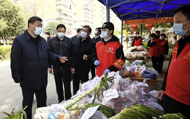 Chinas Prsident Xi Jinping (links) be...rstmals das Epidemie-Epizentrum Wuhan.  | Foto: Xie Huanchi (dpa)