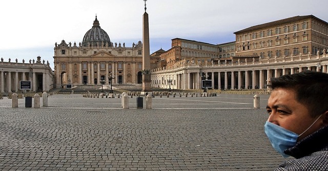 Ein leerer Petersplatz in Rom und ein ...Mundschutzmaske: Italien im Mrz 2020.  | Foto: Andrew Medichini (dpa)
