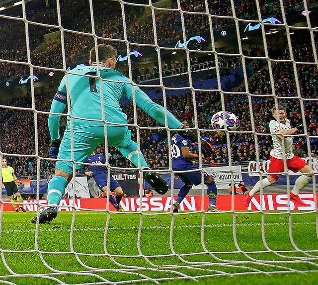 Tor: Marcel Sabitzer (rechts) trifft i...-Torwart Hugo Lloris per Kopf zum 2:0.  | Foto: ODD ANDERSEN (AFP)