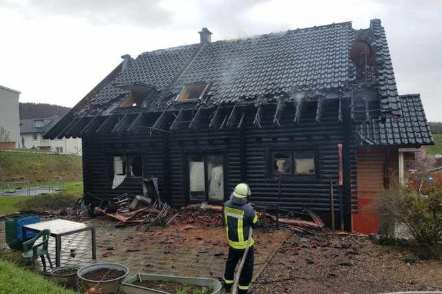 Feuerwehr lscht Brand eines Wohnhauses in Mnchweier