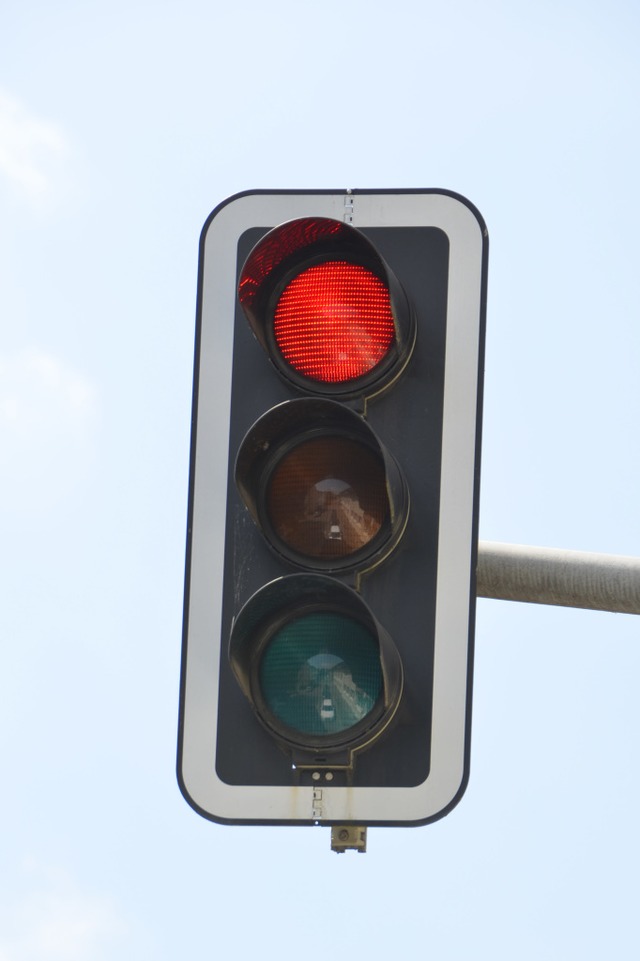 Nach einem Unfall auf der Besanonalle...her Ampel auf Rot stand. (Symbolbild).  | Foto: Verena Pichler