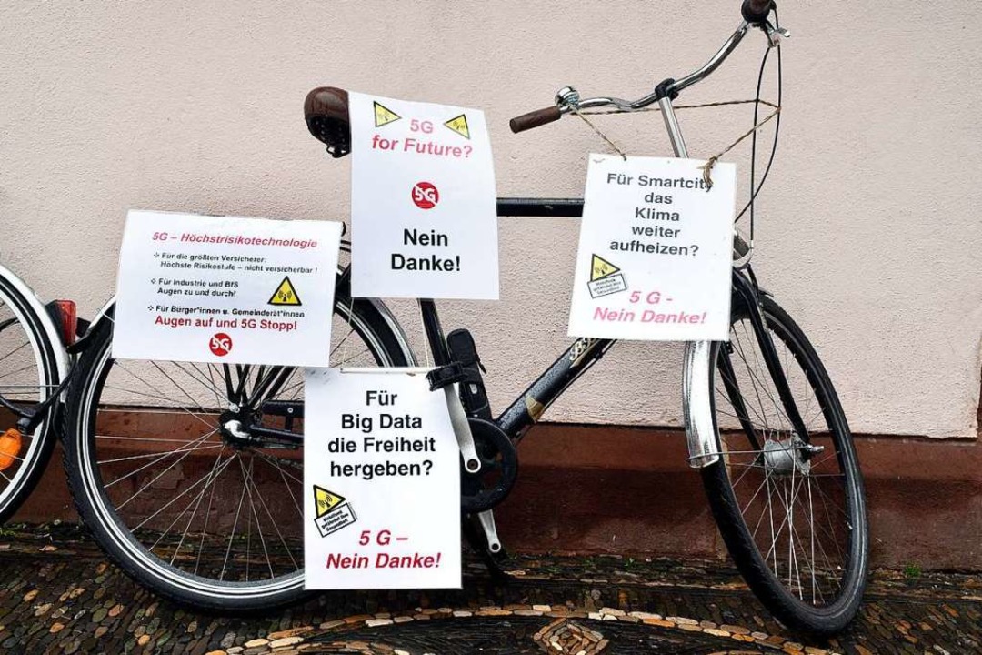 Anti-5G-Protest in Freiburg: Mobilfunk...ehen Strahlung als Wurzel allen Übels.  | Foto: Thomas Kunz