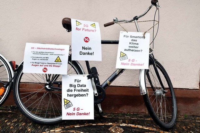 Anti-5G-Protest in Freiburg: Mobilfunk...ehen Strahlung als Wurzel allen bels.  | Foto: Thomas Kunz