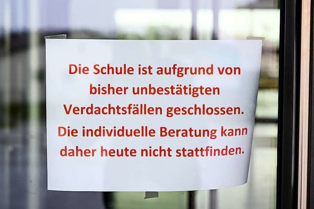 Dieses Schild hngt vor einer Schule i...er Corona-Verdachtsflle  geschlossen.  | Foto: Felix Kstle (dpa)