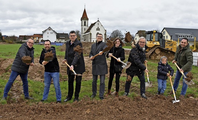 Die Ortsmitte kommt zur Kirche: Peter ...sle (Bauunternehmen) beim Spatenstich.  | Foto: Benedikt Sommer