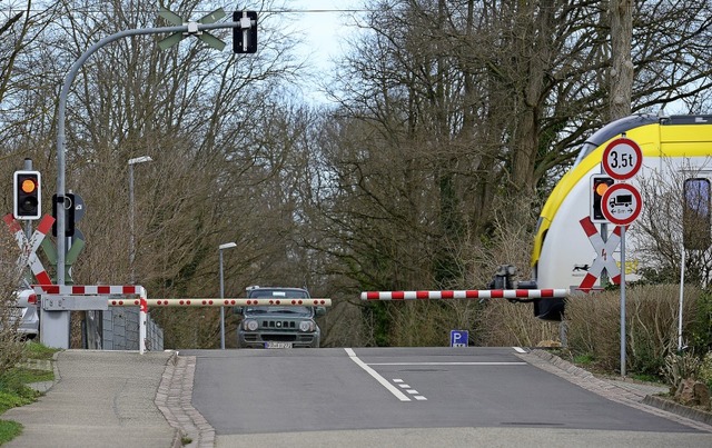 Nach den Arbeiten am Bahnbergang Wolf...en die Stelle  nicht mehr passieren.    | Foto: Ingo Schneider