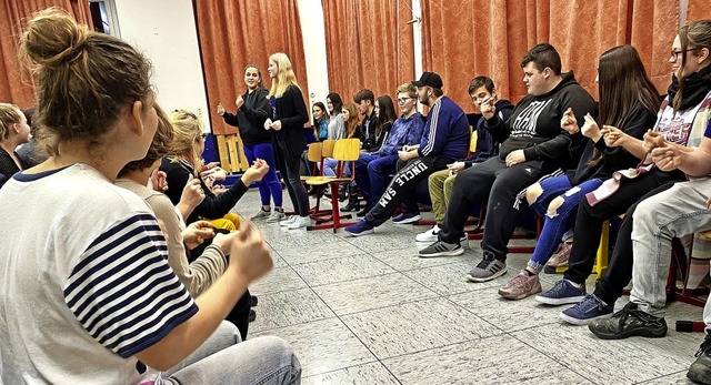 Schüler der Hebelschule haben mit Thea...empus Fugit Situationen nachgestellt. | Foto: Hans-Jürgen Hege Schüler der Hebelschule haben mit Thea...empus Fugit Situationen nachgestellt. | Foto: Hans-Jürgen Hege