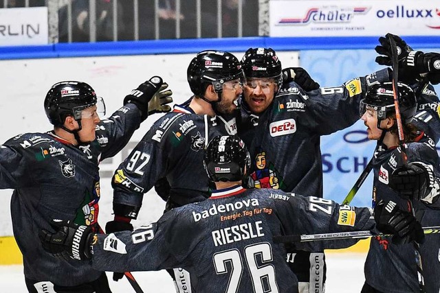 So htten die EHC-Profis Peter Spornbe...f auch in den Playoffs gerne gejubelt.  | Foto: Patrick Seeger