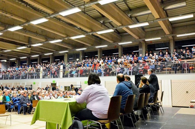 An die 600 Menschen waren zur offiziel...alle der August-Macke-Schule gekommen.  | Foto: Moritz Lehmann