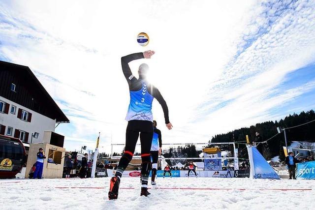 Winterkreation Snow-Volleyball will zu Olympia und beeindruckt Spieler aus Freiburg