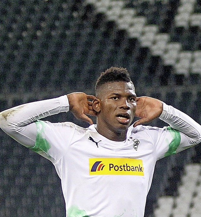 Vor leeren Rngen jubelt Gladbachs Torschtze Breel Embolo.  | Foto: Roland Weihrauch (dpa)