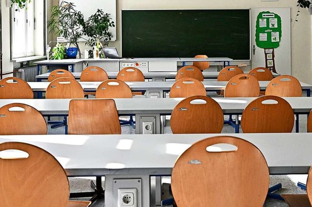Blick auf ein leeres Klassenzimmer  | Foto: Hans Punz (dpa)
