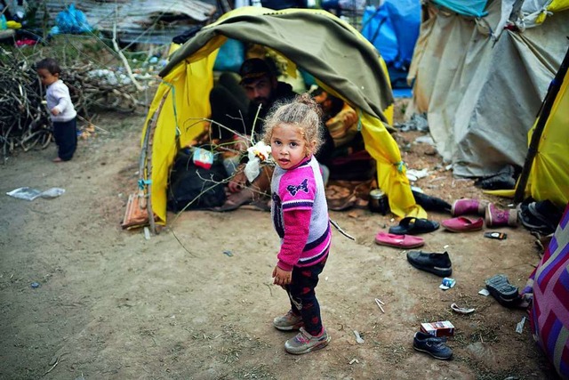 Ein Flchtlingskind in einem Lager in ...nreise warten, meldet die Agentur dpa.  | Foto: Ismail Coskun (dpa)