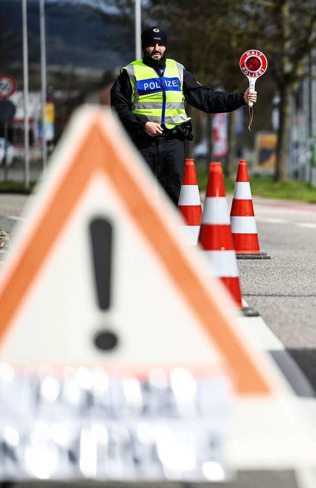 Polizeikontrolle am Grenzbergang bei  Breisach am Donnerstag  | Foto: Patrick Seeger (dpa)
