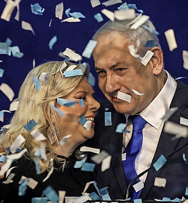 Israels Ministerprsident Benjamin Net...t seiner Frau nach der Wahl am 3. Mrz  | Foto: Ilia Yefimovich (dpa)