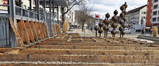 Die Planken des Brunnens am Berliner Platz werden erneuert.   | Foto: Herbert Frey
