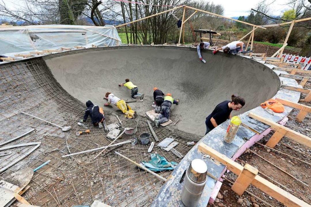 Arbeit am Pool: Im April soll die Skateparkerweiterung fertig sein.  | Foto: Ingo Schneider
