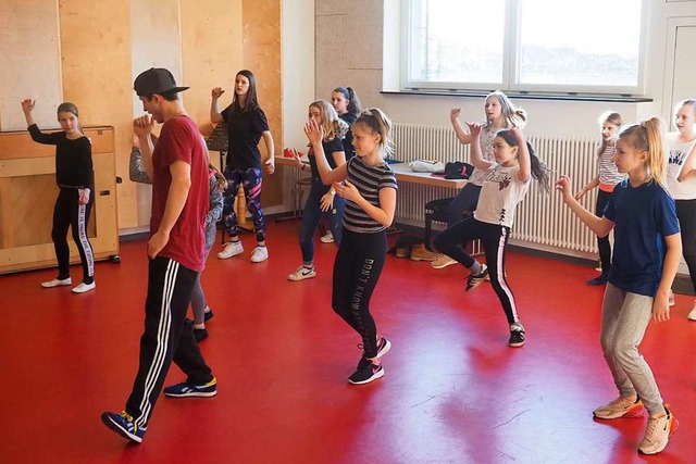 Tanzlehrer Majed Mehyo tanzt vor, die Mdchen tanzen es im Jugendzentrum nach.  | Foto: Jutta Geiger