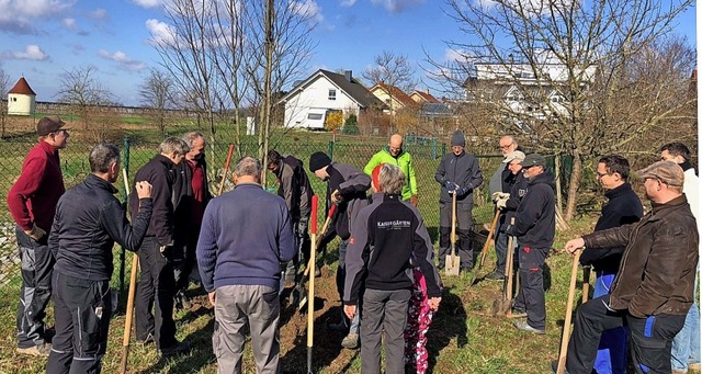 Bei der ersten Pflanzaktion in Fischingen packten viele  an.   | Foto: Michael Ulrich