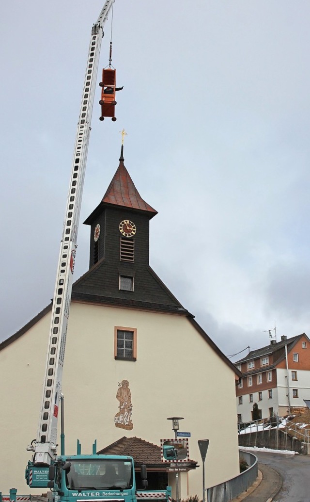 Auch die Luftfahrt der Handwerker brac...den Kreuz auf der Bubenbacher Kirche.   | Foto: Gert Brichta