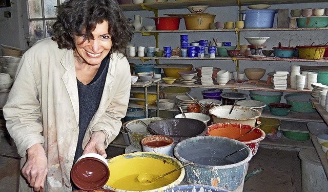 Beatrix Sturm-Kerstan in ihrem Atelier   | Foto: Rolf Frei