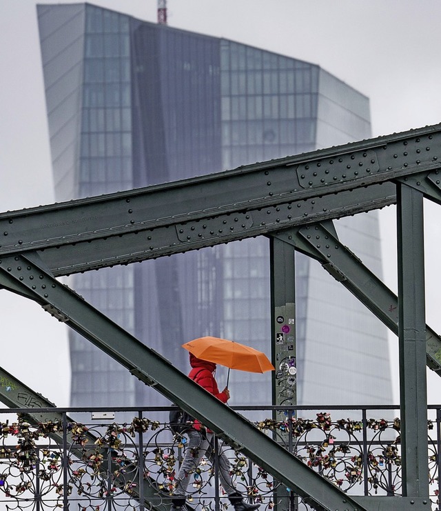 Die EZB (im Hintergrund die Zentrale i...rtschaftlichen Folgen der Coronakrise.  | Foto: Frank Rumpenhorst (dpa)