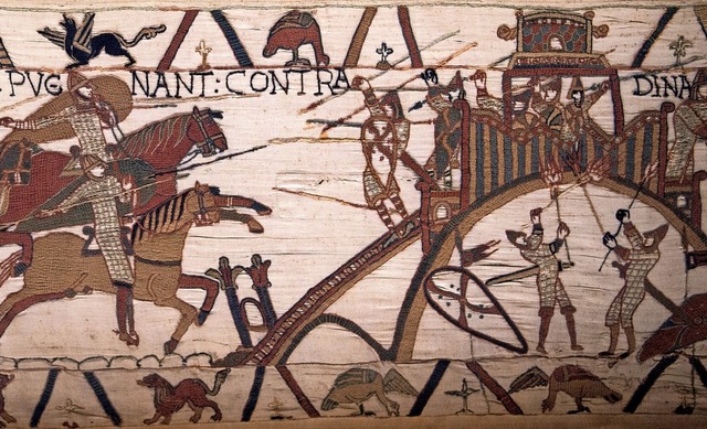 Whrend vorne offen die Reiter angreif...h von Bayeux  aus dem 11. Jahrhundert   | Foto: LOIC VENANCE (AFP)