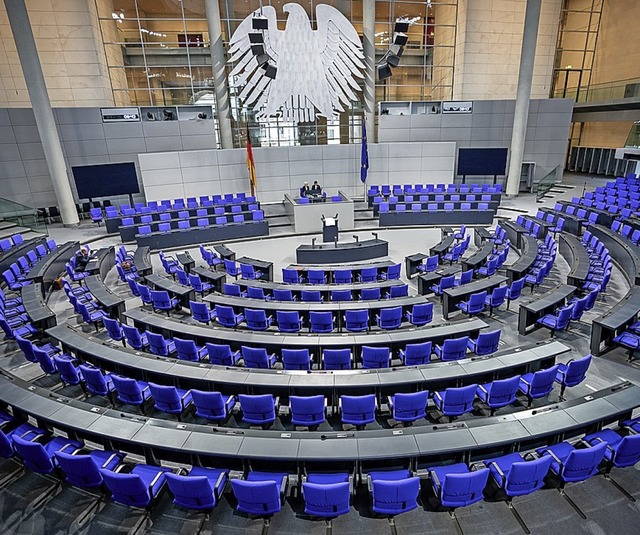 Der Bundestag arbeitet bislang weiter.  | Foto: Michael Kappeler (dpa)