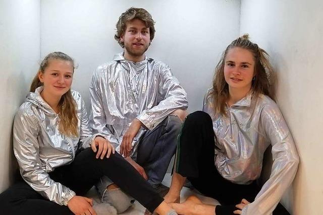 Junge Menschen aus Freiburg suchen sich in dieser Performance selbst
