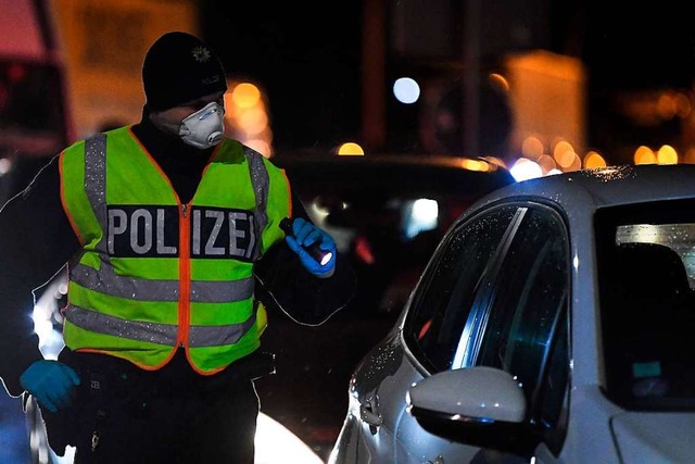 Grenzkontrollen in Kehl am Freitagabend  | Foto: PATRICK HERTZOG (AFP)