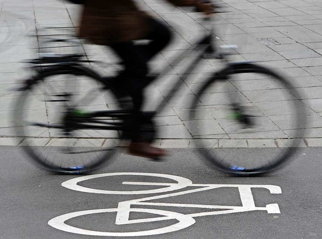 Weil ihr Fahrrad von einem Auto touchi...Sckingen auf die Strae (Symbolbild).  | Foto: Daniel Bockwoldt