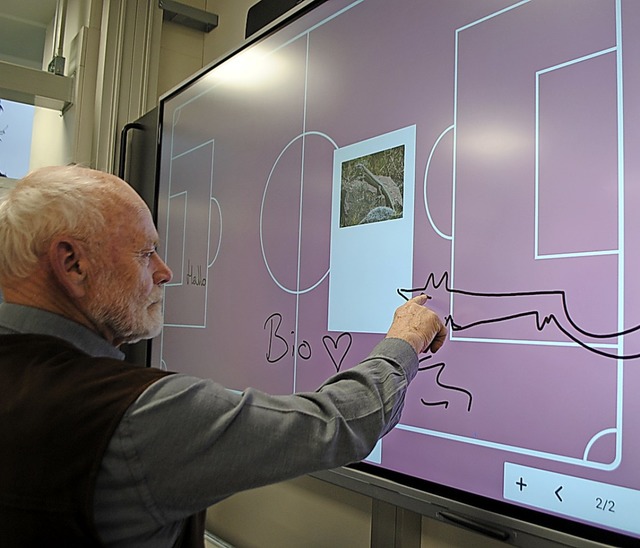 Hans Jrgen Bannasch, der von 1967 bis...ologie-Rumen im Hochrhein-Gymnasium.   | Foto:  Juliane Schlichter