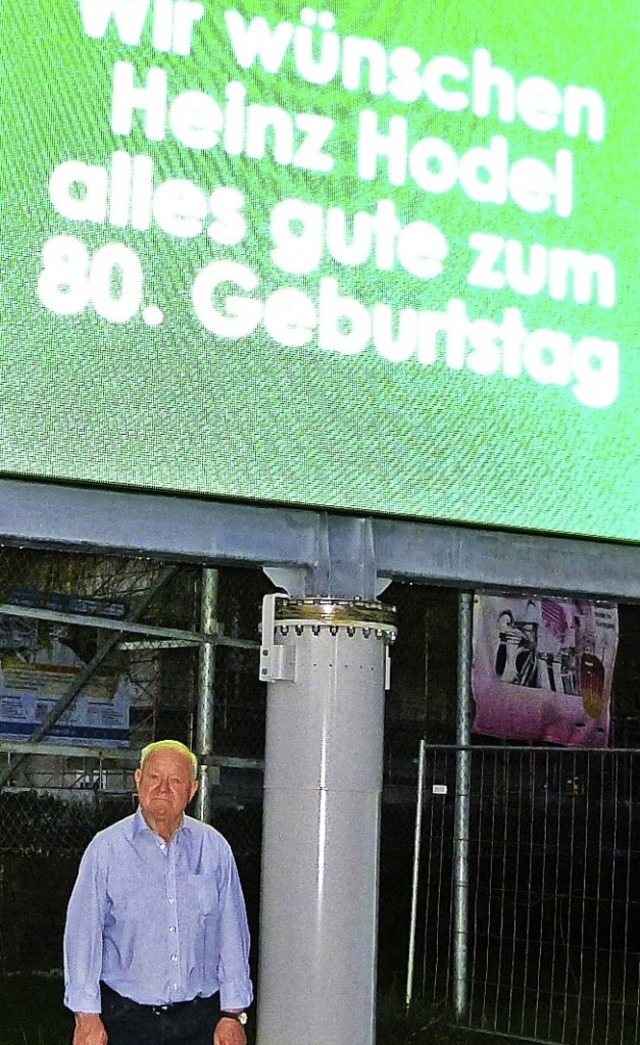 Mit dieser berraschung hatte Heinz Ho... Teningen feierte sein Ehrenmitglied.   | Foto: Aribert Rssel