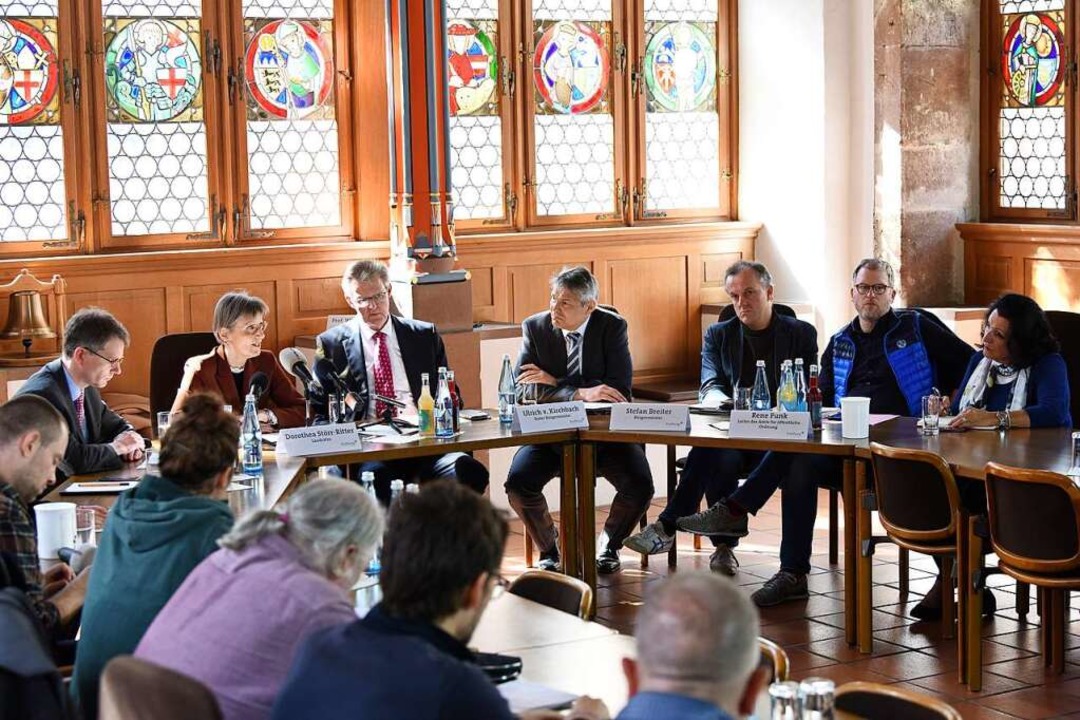 Stadt und Umland Hand in Hand: Landrt...r von links) ben den Schulterschluss.  | Foto: Rita Eggstein