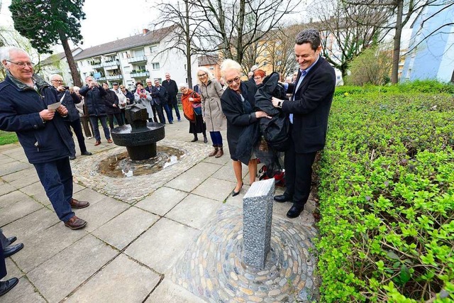 Enkel Stefan Schfer und Tochter Astrid Schfer enthllen die Stele am Brunnen.  | Foto: Ingo Schneider