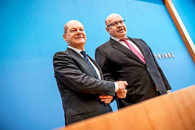 Hand in Hand im Angesicht der Krise: F...und Wirtschaftsminister Peter Altmaier  | Foto: Michael Kappeler