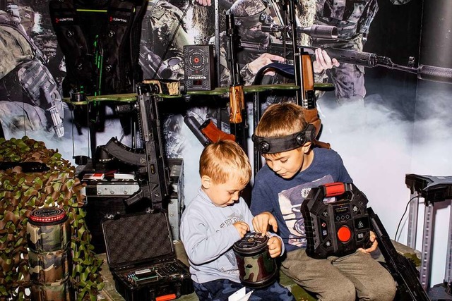 Frh bt sich<ppp> Kinder spielen mit militrischem Gert</ppp>.   | Foto: Emile Ducke