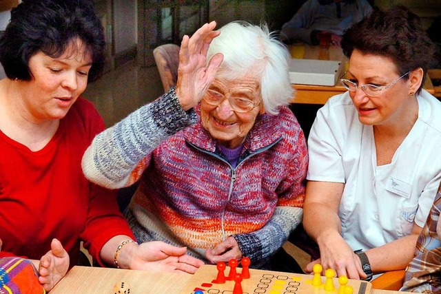 Homeoffice und Abstand halten ist in der Altenpflege nicht mglich.  | Foto: Waltraud Grubitzsch