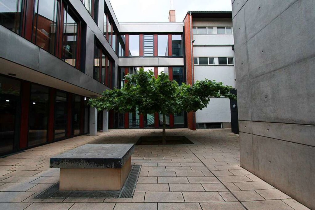 Das Kenzinger Gymnasium muss den Lehrb... Erkrankung einer Lehrerin einstellen.  | Foto: Patrik Müller