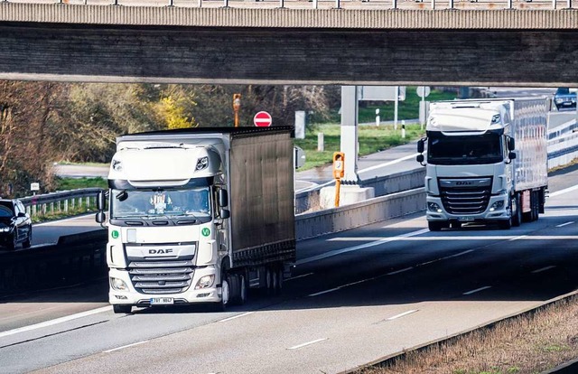 Der Lkw-Verkehr spielt fr die Versorg...bensmitteln eine entscheidende Rolle.   | Foto: Frank Rumpenhorst (dpa)