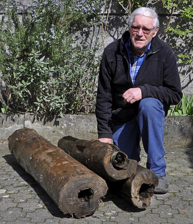 Der Sulzer Heimatforscher Franz Gnshi...ahrhundert stammende Holzwasserrohre.   | Foto: Dieter Fleig