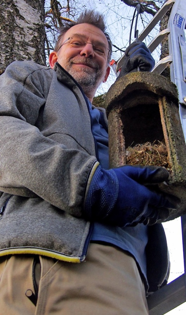 Jrgen Vorwinden mit einem Holzbetonka...ter wie beispielsweise die Kohlmeise.   | Foto: Nabu