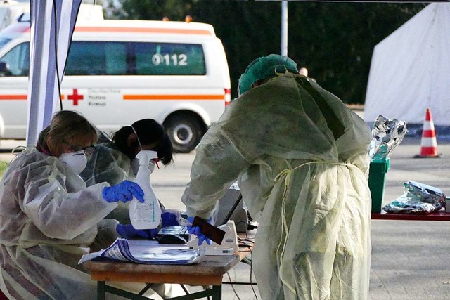 Jeden Tag drei Stunden lang ist ein Ar... Abstrichstelle beim Kreiskrankenhaus.  | Foto: Verena Pichler