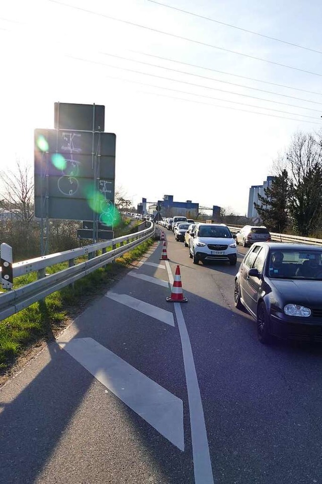 Lange Autoschlangen bildeten  sich sel...n der Palmrainbrcke eingerichtet hat.  | Foto: Ulrich Senf