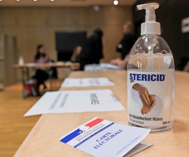 Desinfektionsmittel in einem Wahllokal im Elsass  | Foto: SEBASTIEN BOZON (AFP)
