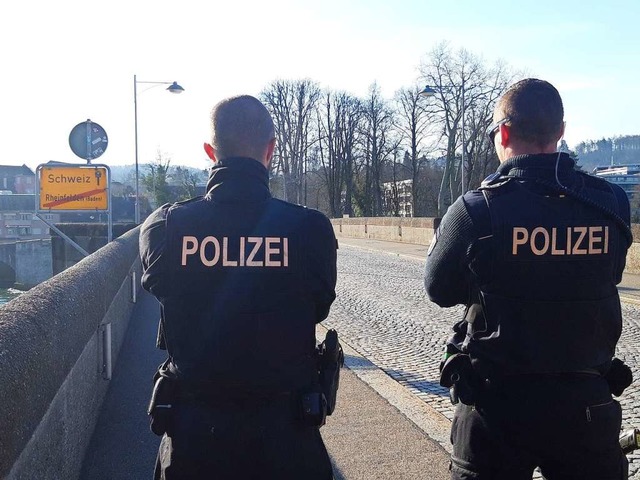Es ist ein mittlerweile ungewohntes Bi...den,   stehen wieder Bundespolizisten.  | Foto: Verena Pichler