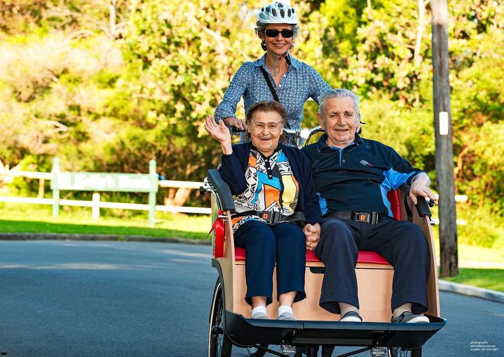 Zwei Mitfahrerinnen, eine Fahrerin: Eine Rikschafahrt, die ist lustig.  | Foto: Radeln ohne Alter Deutschland e.V.