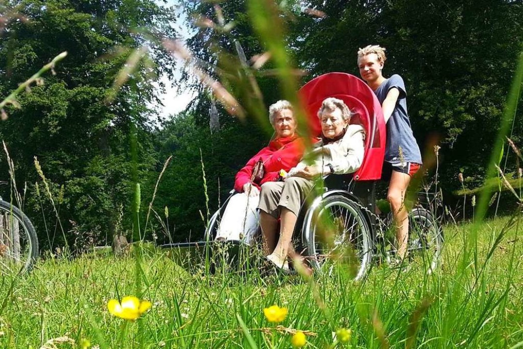 Leuten helfen, die sozial isoliert sin...; das ist die Idee hinter dem Projekt.  | Foto: Radeln ohne Alter Deutschland e.V.