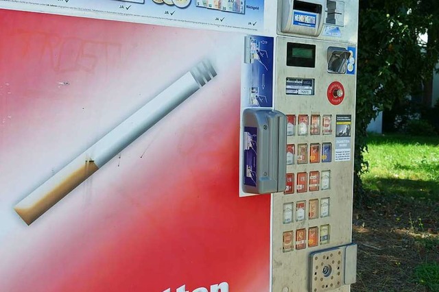 Unbekannte haben in Karsau einen Zigarettenautomat geknackt.  | Foto: Victoria Langelott